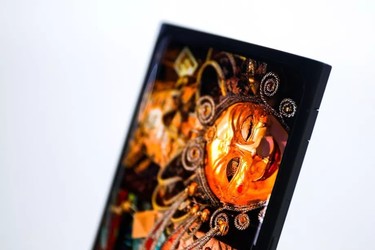 FOTO A fost prezentat primul smartphone cu cameră frontală montată sub ecran