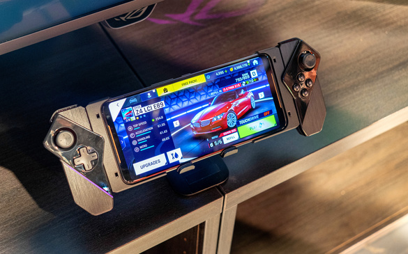 GALERIE FOTO Asus lansează cel mai puternic smartphone de gaming