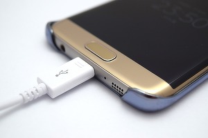 UE vrea un încărcător universal pentru telefoanele mobile, în pofida opoziției Apple