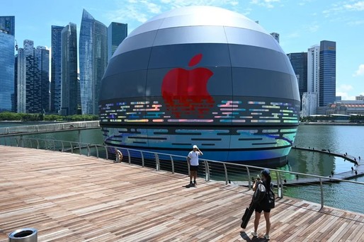VIDEO&FOTO Apple va deschide un magazin plutitor