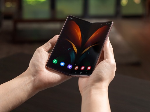 FOTO Samsung a prezentat smartphone-ul pliabil Galaxy Z Fold2