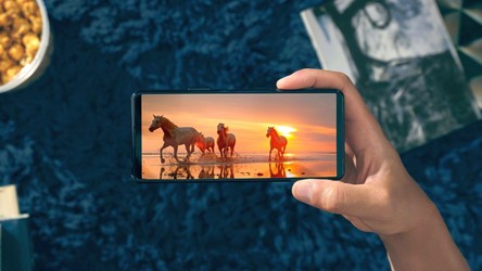 FOTO Sony anunță Xperia 5 II, un smartphone care pune accent pe partea de entertainment