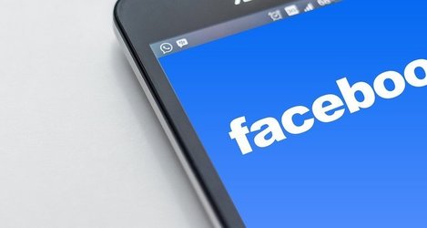 FOTO Facebook testează public Dark Mode în aplicația mobilă