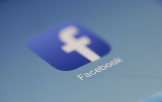 Facebook va eticheta toate postările despre vaccinurile anti-COVID-19