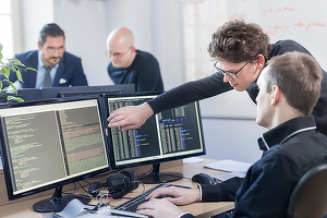 Programatorii români câștigă cu până la 25% mai mult decât specialiștii IT din regiune. Deficit de 15.400 programatori și din cauza emigrării. Peste 6.000 experți muncesc de la distanță pentru firme de IT din străinătate. TABELUL salariilor