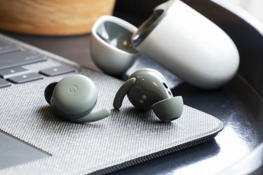 Google a anunțat căștile Pixel Buds A