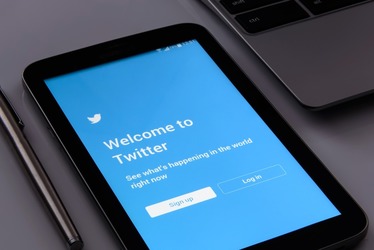 FOTO Twitter testează un sistem de upvote - downvote