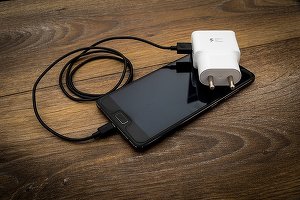 Comisia Europeană propune un încărcător comun pentru dispozitivele electronice