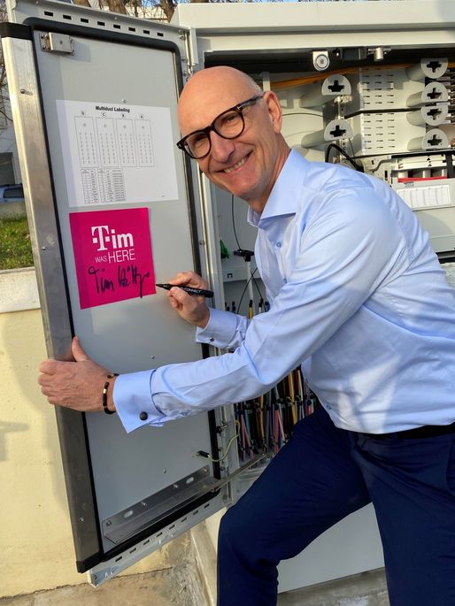 FOTO Conducerea Deutsche Telekom s-a urcat pe un excavator