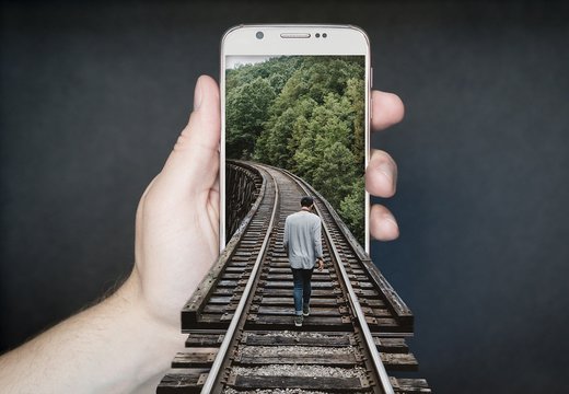 Un contractor al Guvernului SUA poate urmări în timp real 3 miliarde de telefoane. Inclusiv angajații CIA și NSA