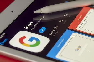 Document UE: Google, Facebook și Twitter trebuie să combată falsurile și conturile false iar în caz contrar vor risca amenzi mari