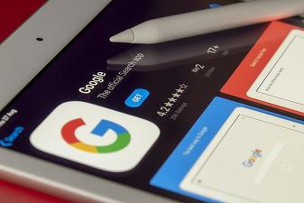 Document UE: Google, Facebook și Twitter trebuie să combată falsurile și conturile false iar în caz contrar vor risca amenzi mari