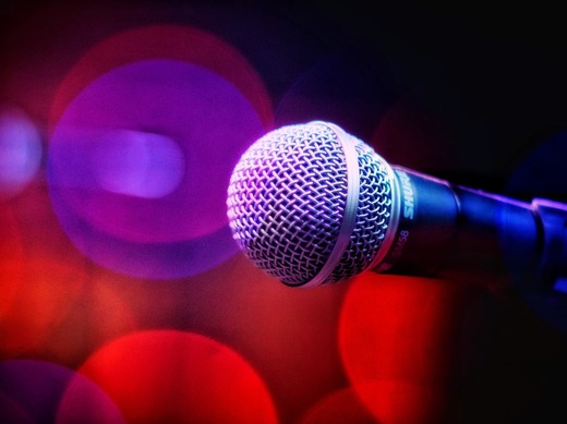 Firmele de IT din Timișoara ”momesc” angajații cu zile de karaoke, pentru a-i aduce măcar două-trei zile la sediu. Rectorul Politehnicii din Timișoara: ”Productivitatea muncii de acasă nu s-a dovedit a fi mai scăzută”