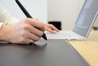 NewTech Academy își extinde portofoliul de programe de formare profesională în domeniul tech prin lansarea
cursului de graphic designer
