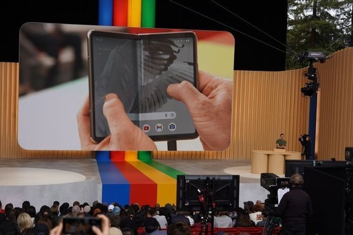 VIDEO Google și-a prezentat primul smartphone pliabil, Pixel Fold