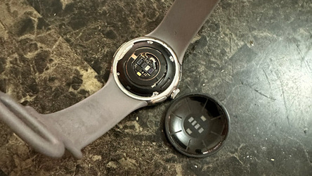 Ceasurile Pixel Watch au probleme cu adezivul