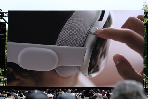 VIDEO&GALERIE FOTO Apple și-a prezentat prima cască de realitate mixtă, Apple Vision Pro
