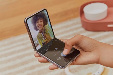 Galaxy Z Flip 5 ar urma să coste mai mult decât modelul anterior