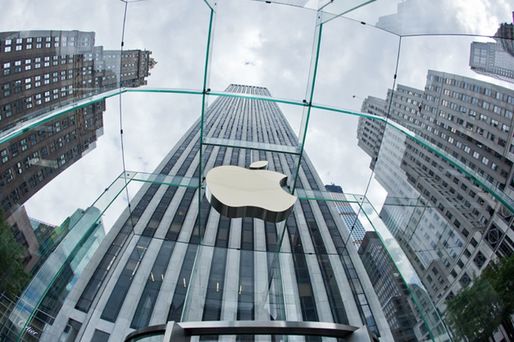 ULTIMA ORĂ Capitalizarea Apple urcă la un nivel record de 3 trilioane de dolari, mai mare decât întreaga piață de acțiuni din Germania sau decât economia britanică. Producătorul iPhone, pe cale să scrie istorie