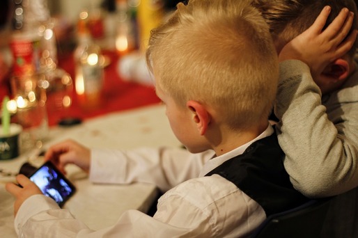 Telefoanele mobile, tabletele și ceasurile conectate - interzise în sălile de clasă din învățământul secundar în Olanda