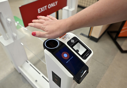 Amazon implementează tehnologia de plată cu palma în peste 500 de magazine din SUA