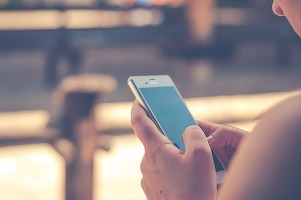 China vrea să le interzică tinerilor să își folosească telefoanele smart mai mult de două ore pe zi