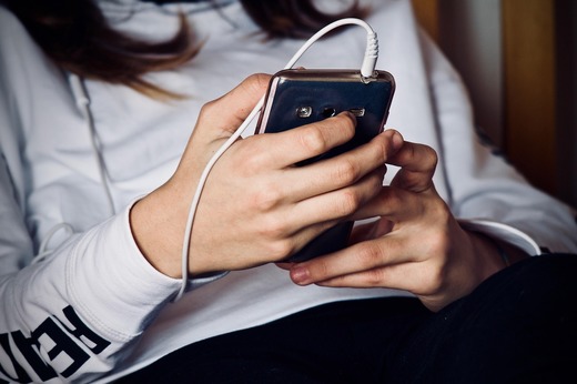 Aproape 70% dintre români își încarcă telefonul în mașină sau cu baterie externă