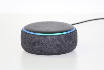 Amazon ar putea crea un abonament de 5-10 dolari pentru serviciul neprofitabil Alexa și o modernizare cu AI a acestuia