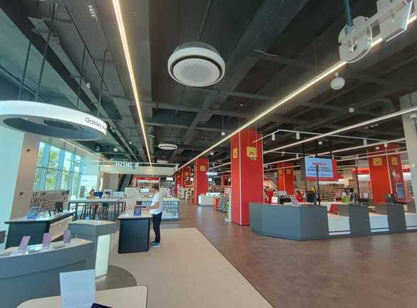 FOTO Altex își extinde rețeaua cu un magazin prezentat ca fiind cel mai mare de tehnologie din România
