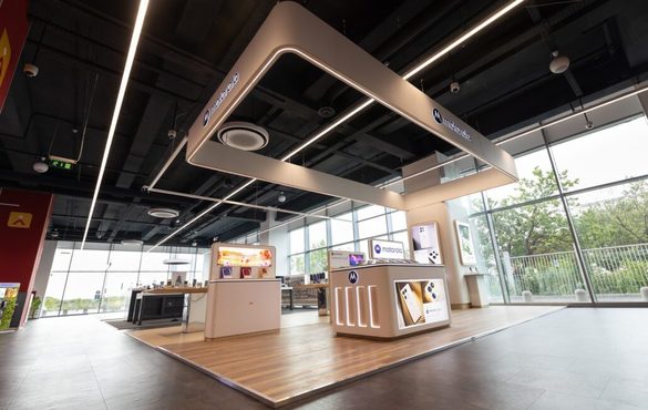 FOTO Motorola deschide primul magazin de tip shop-in-shop în România