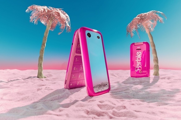 FOTO Proprietarul mărcii Nokia lansează telefonul Barbie pentru 130 de dolari, fără internet