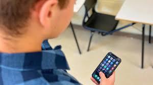 Ministrul Educației, împotriva interzicerii telefoanelor în școli, dar pro utilizare sub „control educațional”