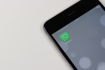 Cum creezi scurtături pentru a răspunde rapid și eficient clienților de pe WhatsApp
