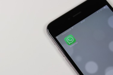 Cum creezi scurtături pentru a răspunde rapid și eficient clienților de pe WhatsApp
