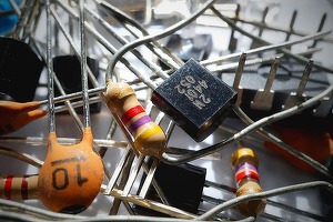 Cercetători chinezi au obținut un nou tranzistor 2D fără siliciu care promite să revoluționeze puterea de calcul