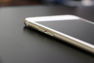 Tarifele impuse de Trump amenință serios Apple