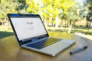 Google concediază sute de angajați