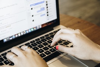 Cum folosești funcția de memento evenimente în Messenger