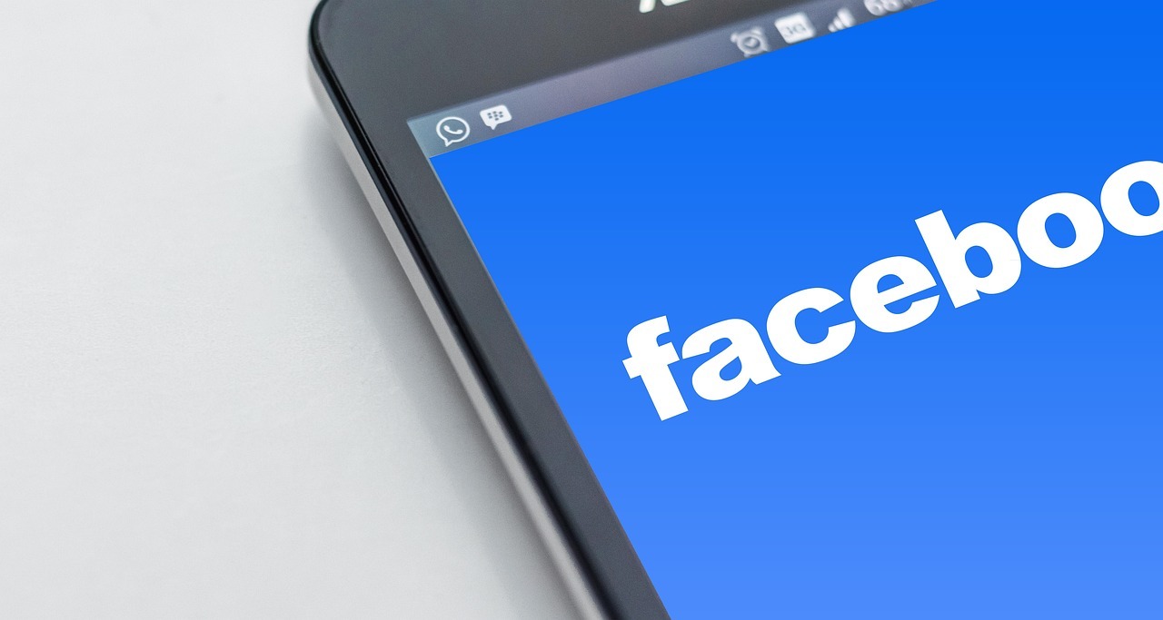 Cum programezi postări pe Facebook direct de pe telefon