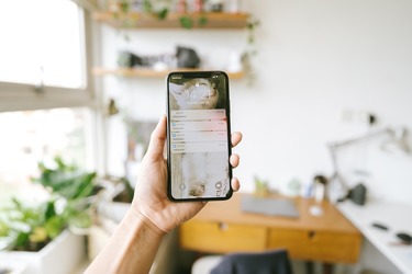 Cum protejezi conversațiile cu parolă în Messenger pentru iPhone
