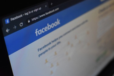 Cum activezi subtitrările automate la videoclipurile din Facebook