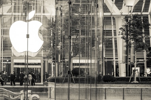 Acțiunile Apple au scăzut cu 5% pe fondul reducerii programului de răscumpărare și temerilor legate de tarife vamale