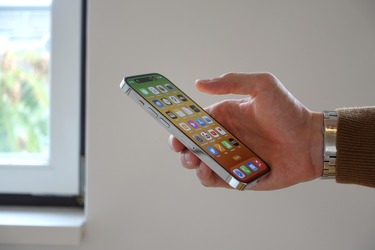Cum folosești modul de economisire a bateriei pe iPhone pentru Facebook și Messenger