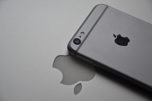 Trump amenință Apple cu tarife de 25% dacă telefoanele iPhone nu sunt fabricate în SUA