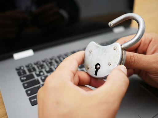 Guvernanții vor ca 16 ani să fie vârsta ”majoratului online” - acces restricționat la internet până atunci