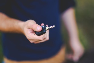 Cum îți folosești telefonul Android drept cheie digitală pentru mașină