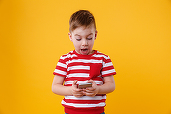 Specialiștii recomandă eliminarea totală a telefoanelor, laptopurilor și altor ecrane din viața copiilor sub 3 ani 