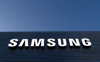 Samsung se pregătește să lanseze primul smartphone care se pliază în trei