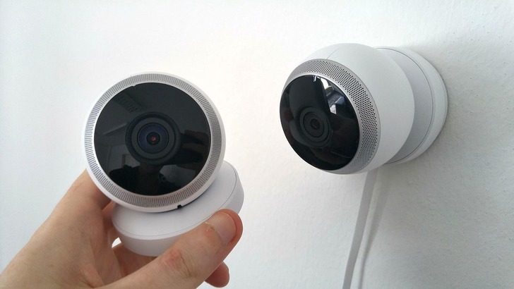 Un site web oferă acces la imagini de la 2.000 de camere de supraveghere private din întreaga Europă: locuințe, magazine și vestiare care pot fi vizibile online