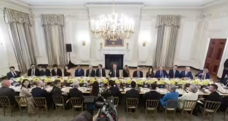 VIDEO Big Tech s-a grăbit cu laude către Trump, la cină. Zuckerberg, lângă el la masă, salvat de o întrebare incomodă